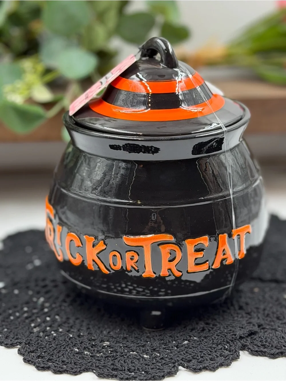 happy hauntings trick or treat ceramic cauldron cookie jar nwt